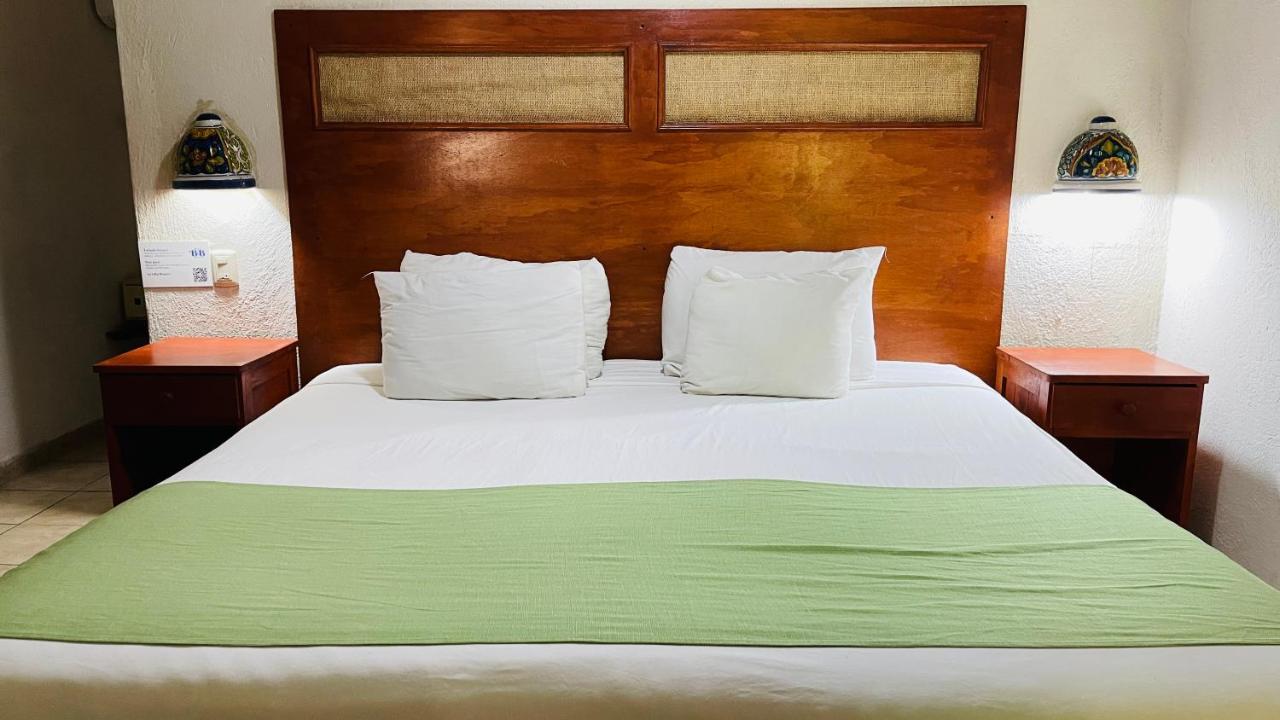 Hotel B&B - 5Th Avenue ปลายาเดลการ์เมน ภายนอก รูปภาพ A bed with a green bedsheet
