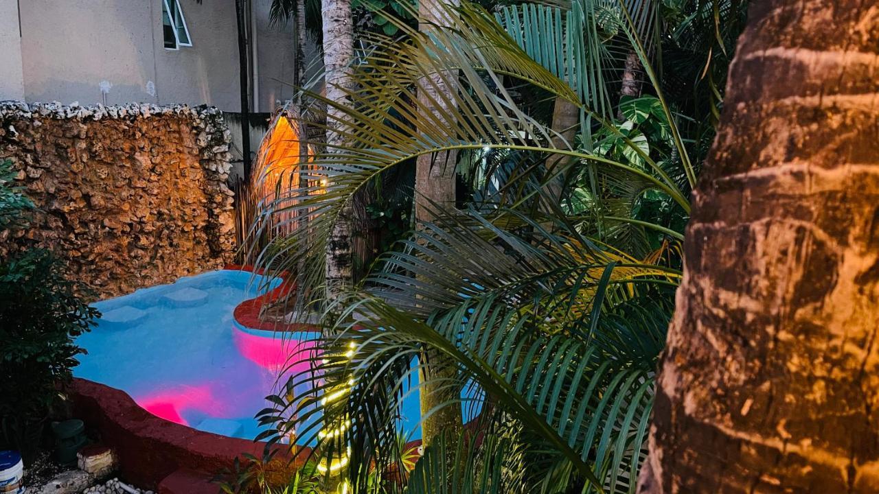 Hotel B&B - 5Th Avenue ปลายาเดลการ์เมน ภายนอก รูปภาพ The pool at the 2019 edition of the festival